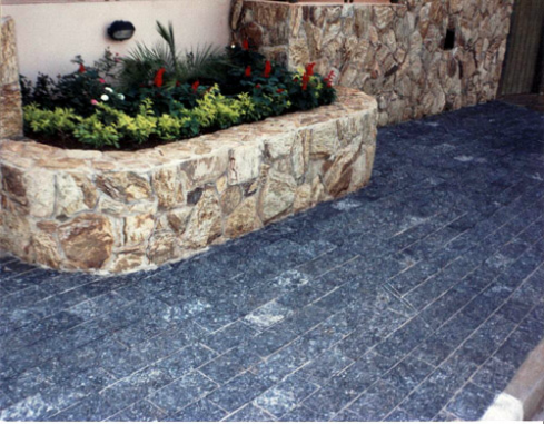 adoquines-naturales-de bajo-espesor-para-exteriores-piedra-miracema-grabado-solido-4