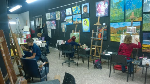 colgado-de-cuadros-para-taller-de-arte-graciela-bovetti-colgando-cuadros-1