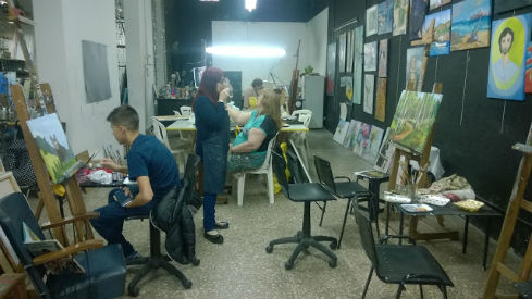 colgado-de-cuadros-para-taller-de-arte-graciela-bovetti-colgando-cuadros